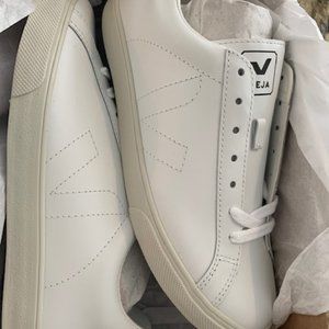 NWT White Vejas Size 8